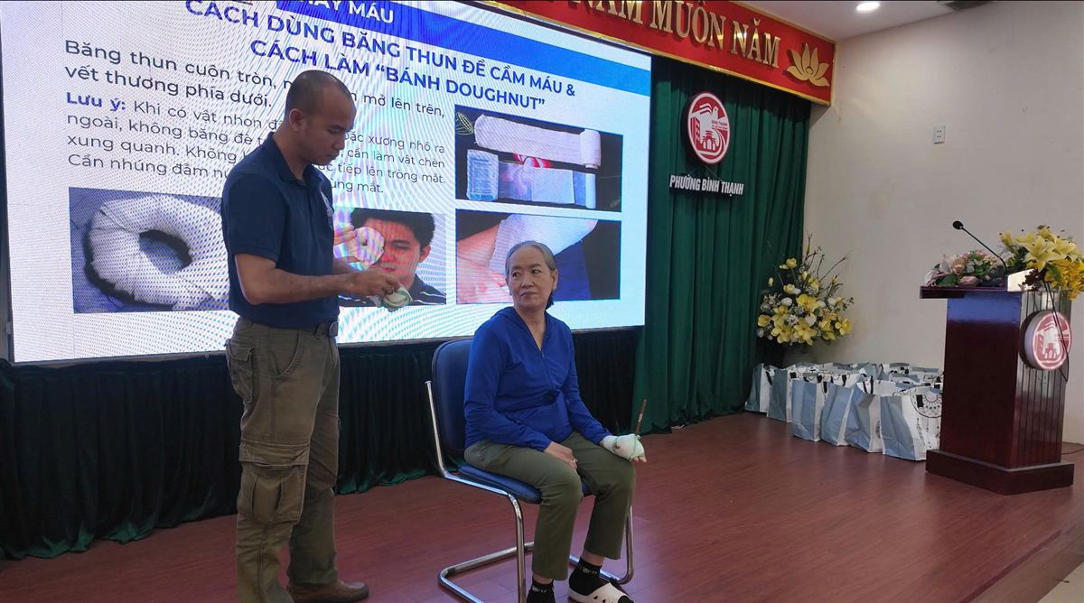 Huấn luyện viên hướng dẫn học viên dùng băng thun để cầm máu