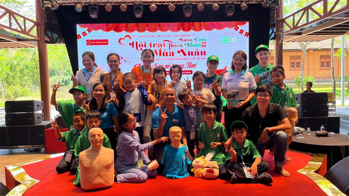 Học viên cộng đồng cùng mô hình thực hành sơ cấp cứu