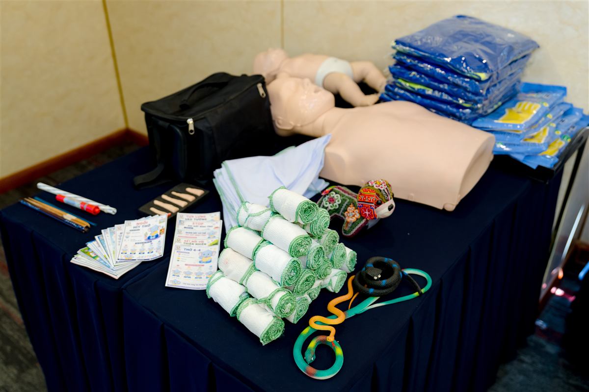Dụng cụ thực hành: băng cuộn, garô và mô hình CPR