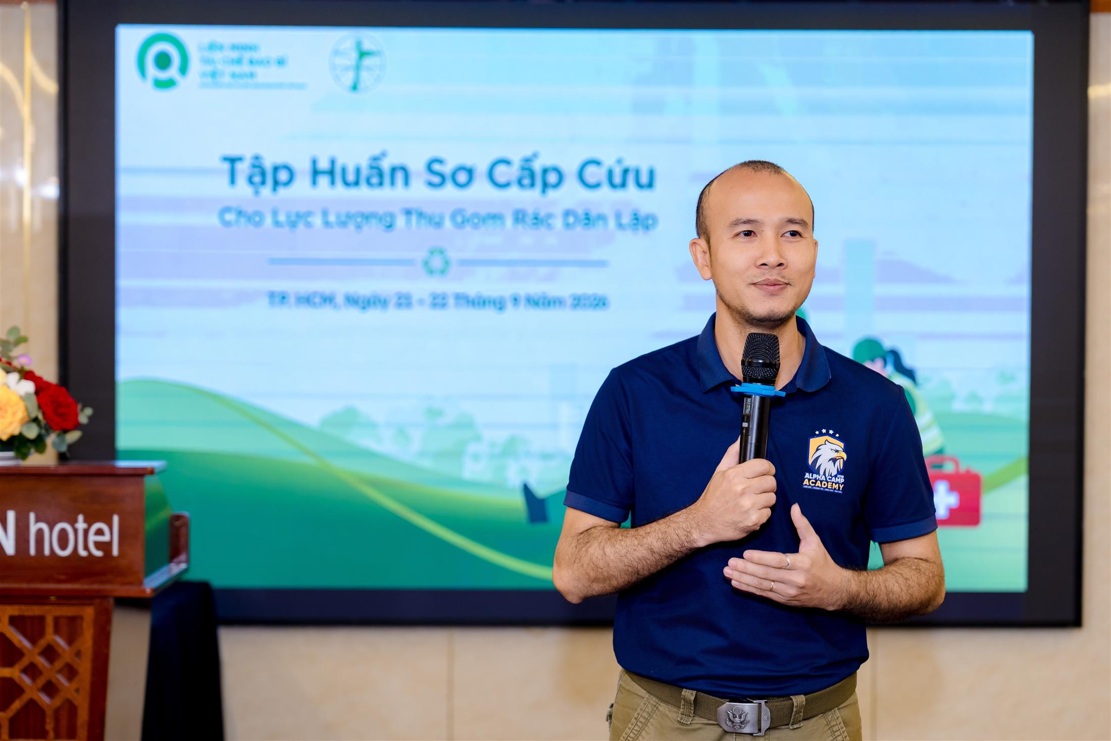 Huấn luyện viên Alpha First Aid chia sẻ trong buổi tập huấn sơ cấp cứu