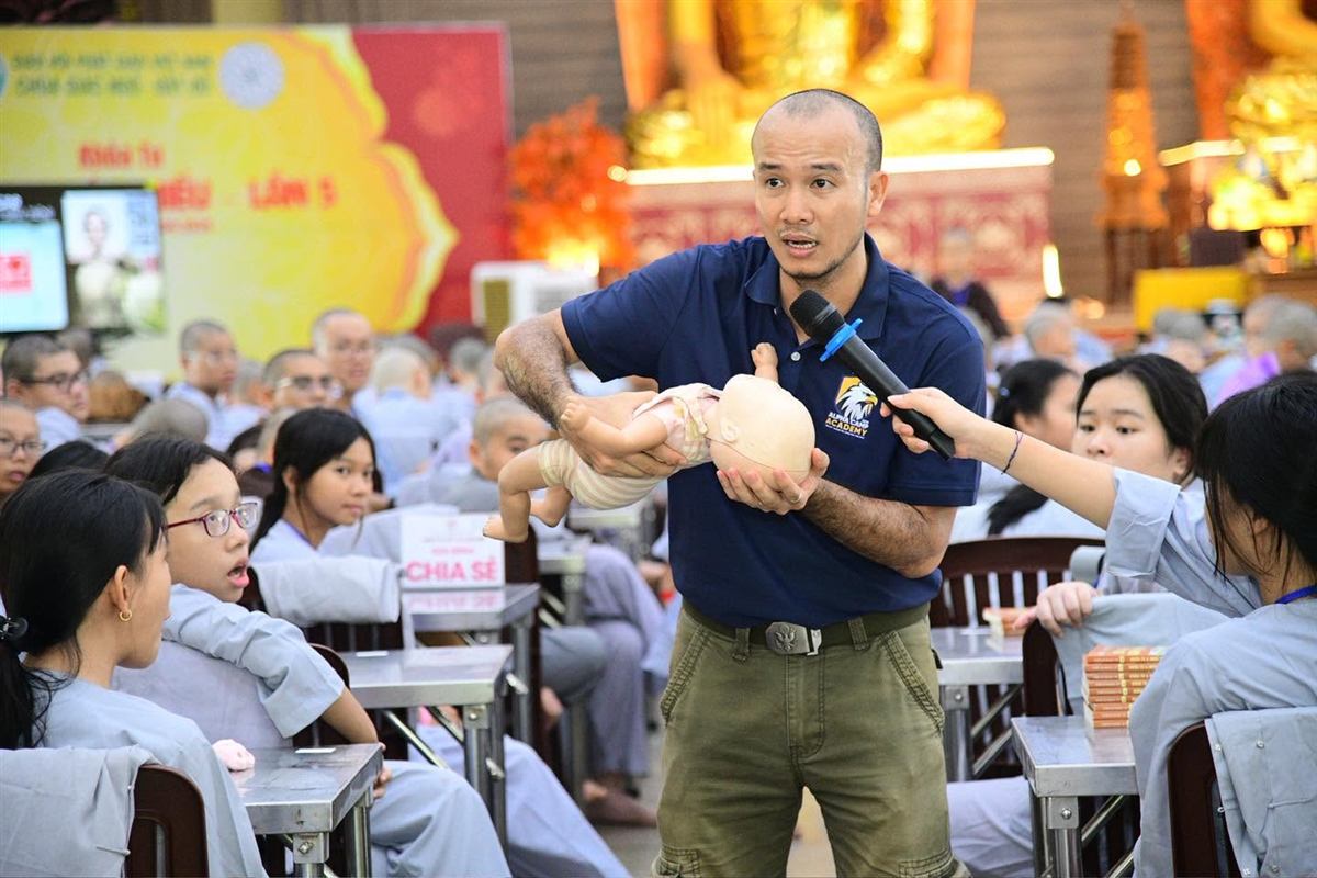 Huấn luyện viên hướng dẫn sơ cứu trên mô hình em bé