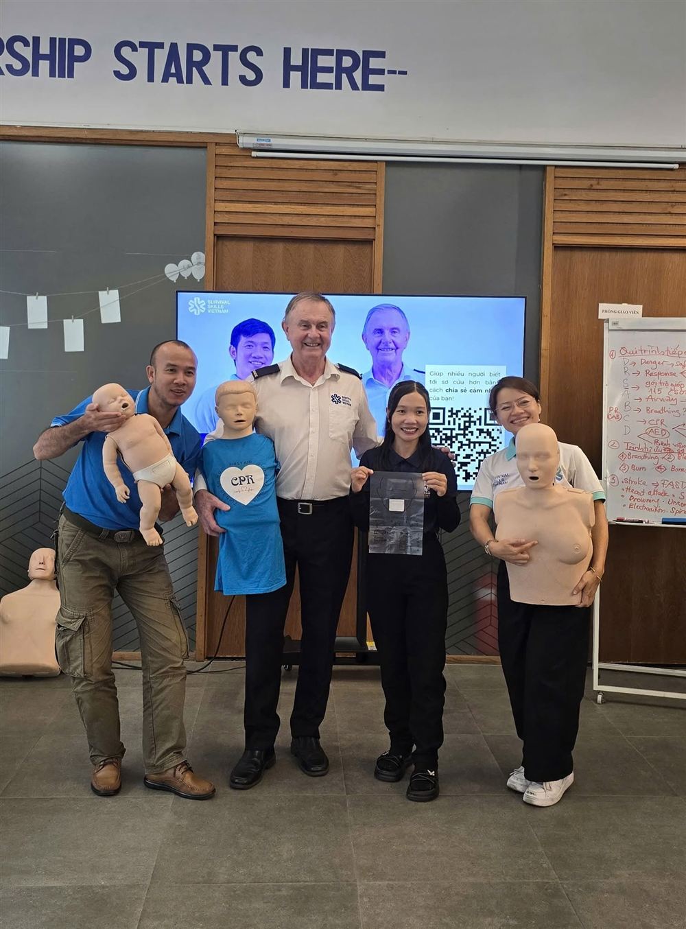 Đội ngũ Alpha và học viên với mô hình CPR